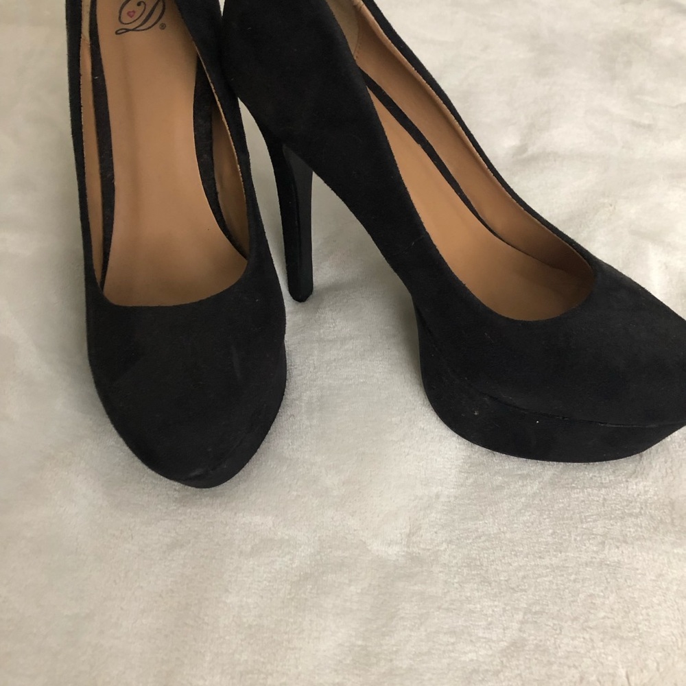 Black Pumps - Picture 2 of 3